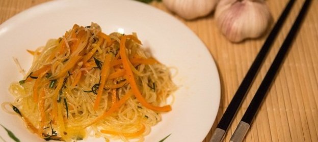 Острый салат с фунчозой