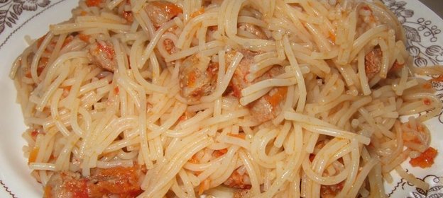 Мясо с макаронами в томатно чесночном соусе