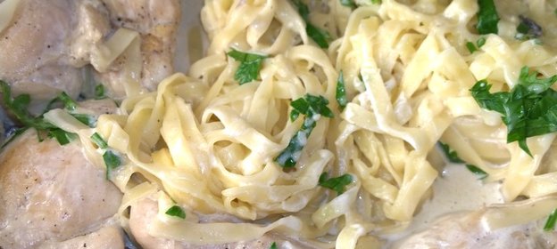 Паста фетучини с курицей в сливочном соусе