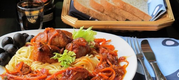 Винно -Томатно -Морковный соус с домашними колбасками