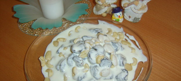 Чернослив в сметане с орехами