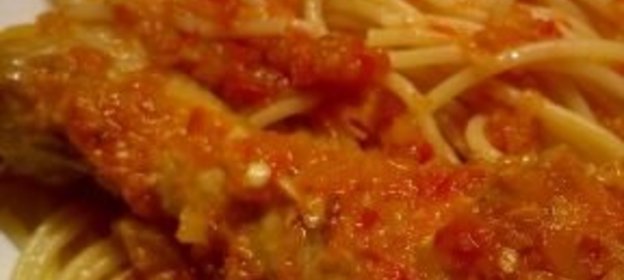 Жареная курица под овощным соусом