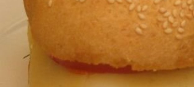 Бургер с фрикадельками и помидором