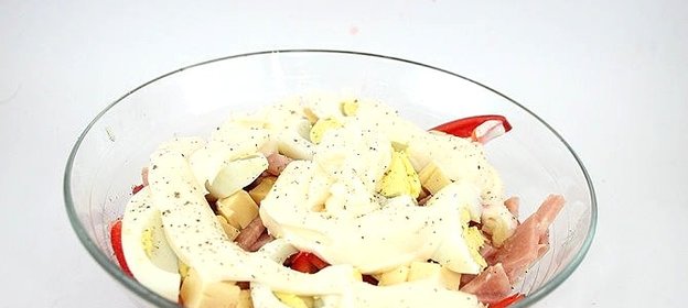 Салат с помидорами, ветчиной и сыром