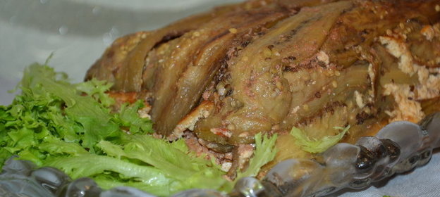 Запеканка из баклажан, фарша и помидор