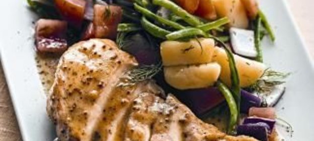 Куриное филе на гриле с летним салатом