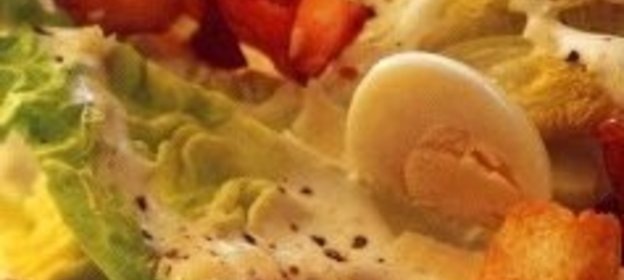 Салат «Цезарь» с перепелиными яйцами