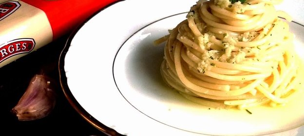 Спагетти с соусом из чеснока,оливкового масла и песто