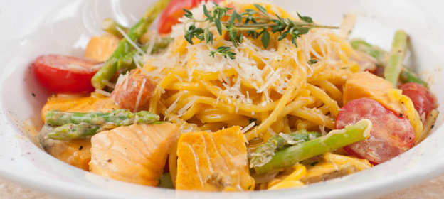 Спагетти с лососем и спаржей в сливочном соусе