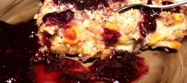 Тыквенная запеканка с черносливом под ягодным соусом