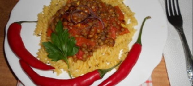 Макароны с чечевицей и помидорами