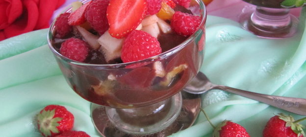 Фруктовый салат с шоколадным соусом на завтрак