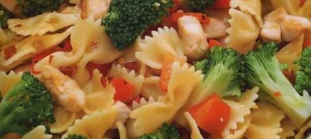 Паста с куриным филе и брокколи