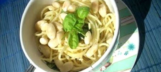 Макароны с базиликом и миндалем