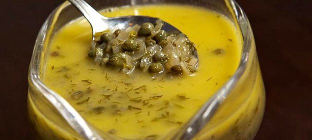 Соус для рыбы из вина, масла и каперсов