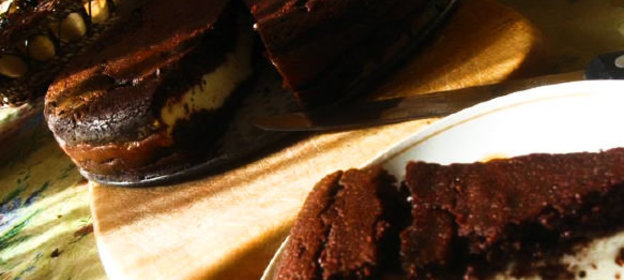 Шоколадный кекс-пирог с творожно-сырной начинкой