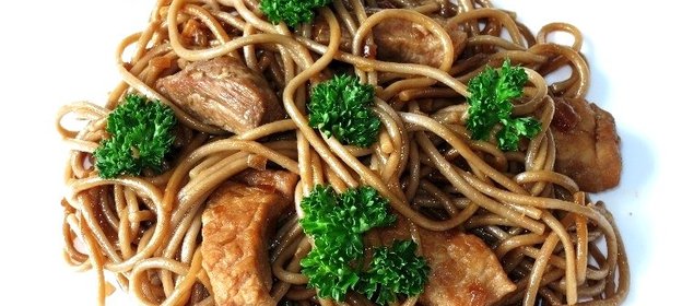 Гречневая лапша со свининой