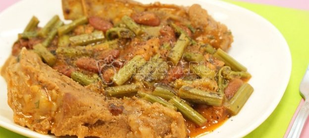 Свиные ребрышки с папоротником и фасолью