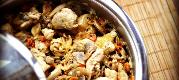 Курица с грибами в соусе из феты