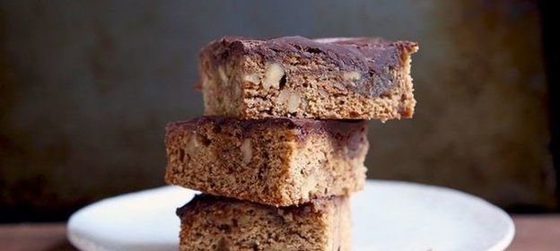 Шоколадные батончики с карамелью и грецким орехом