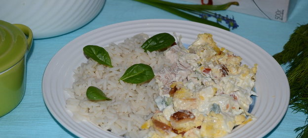 Рис салатом из курицы, огурца и сухариков