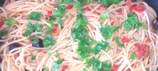 Спагетти с креветками и маслинами