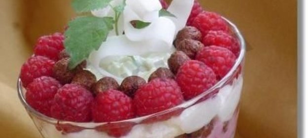 Десерт с малиной