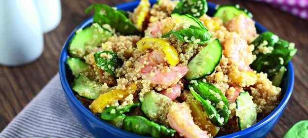 Теплый салат из киноа с креветками