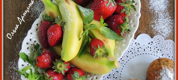 Кексы бананово-ореховые с клубникой