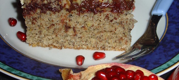 Орехово-маковый пирог с брусникой и шоколадом