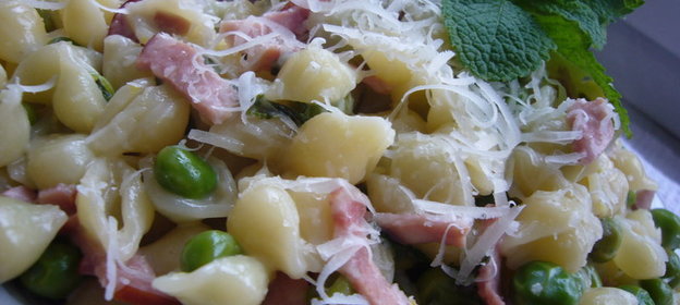 Мелкая паста с беконом, горошком и мятой