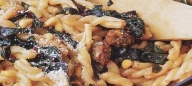 Макароны с листьями свеклы и арахисом