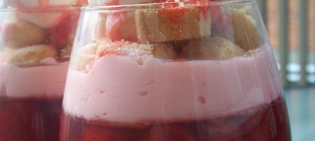 Десерт клубнично желатиновый со взбитыми сливками!!!