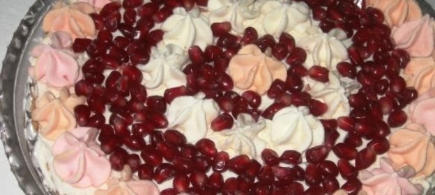 Торт-безе со сливками и гранатом