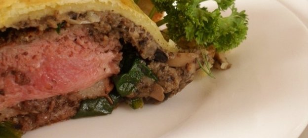 Утиная грудка со шпинатом и грибами, запечённая в слоёном тесте