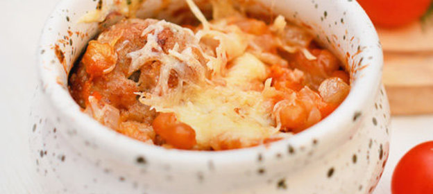 Тефтели с фасолью, запеченные в горшочках