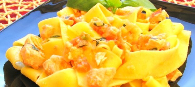 Макароны с семгой и помидорами