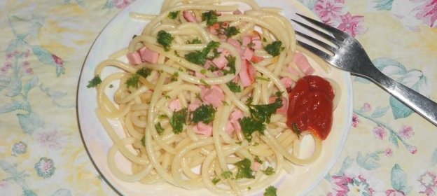 Макароны с колбасой