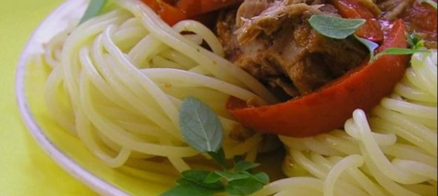 Паста с тунцом под соусом из сладкого перца