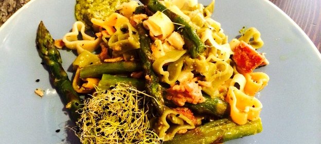 Цветная паста со спаржей и песто