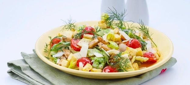 Салат Цезарь с курицей