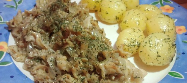 Лесные грибочки в соусе с молодым картофелем на гарнир