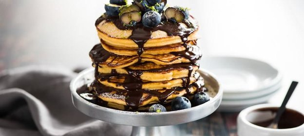 Пирожное из блинчиков с черникой и шоколадом