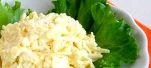 Салат с сыром и чесноком