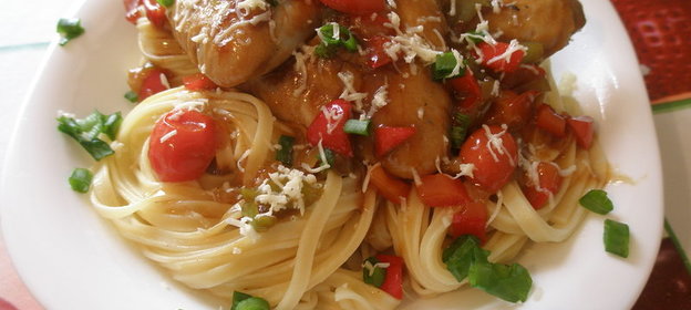 Паста с крылышками в соевом соусе