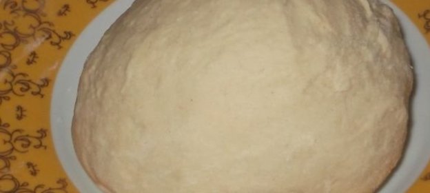 Салат зеленый с огурцами и помидорами