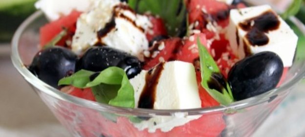 Салат из арбуза с фетой