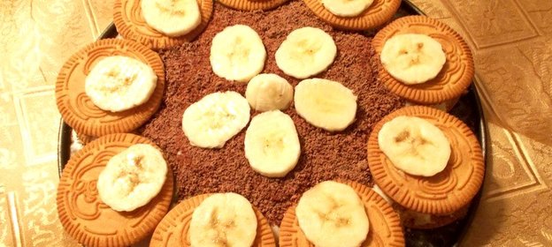 Творожный десерт с печеньем и фруктами