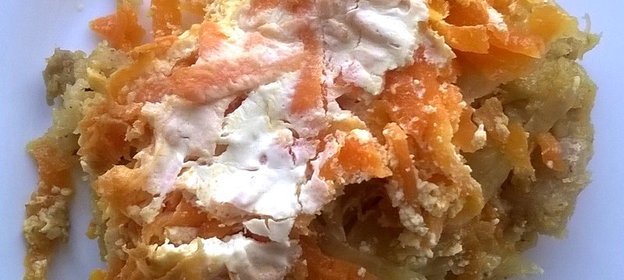 Горячий салат из минтая с овощами и сметаной