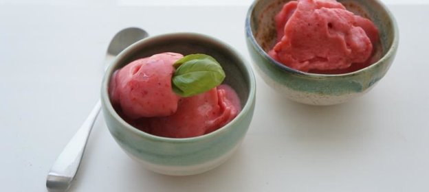 Клубничный сорбет с базиликом